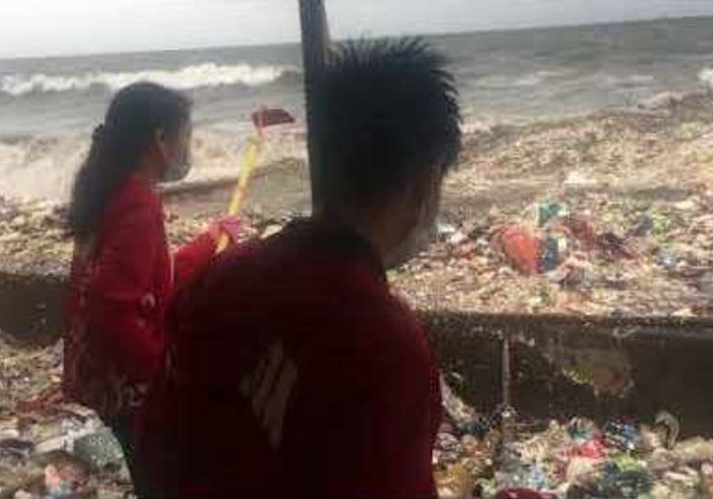 Volunteers Struggle to Stop Garbage Washing Ashore in Manila Bay