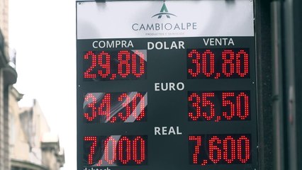 Peso argentino cae ante el dólar, pierde casi 10% en 15 días