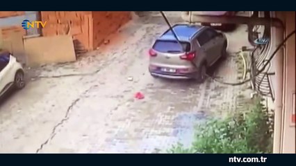 Annesinin kullandığı aracın altında kaldı, burnu bile kanamadı (Mucize kurtuluşun görüntüleri)