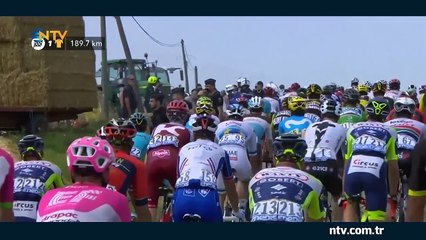 Fransa Bisiklet Turu'na çiftçiler damga vurdu (Saman balyalarıyla yolu kapattılar)