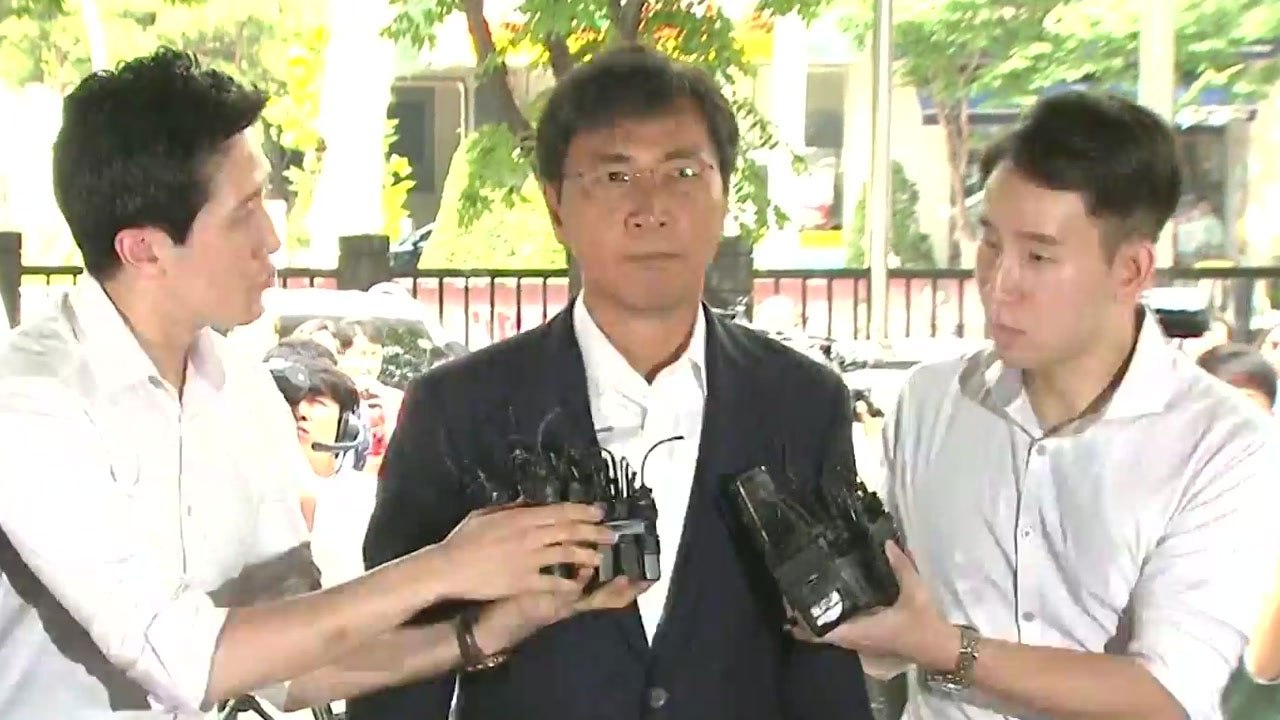 [현장영상] '비서 성폭행' 안희정, 1심 선고 공판 출석 / YTN