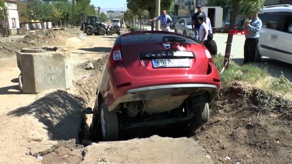 El freni çekilmeyen otomobil, çukura girdi