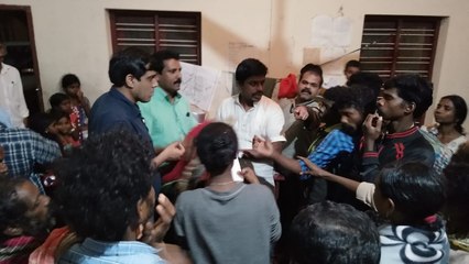 ദുരിതാശ്വാസ ക്യാമ്പിൽ  അരിച്ചാക്ക് ചുമന്ന് എം .ജി രാജമാണിക്യവും സബ് കളക്ടര്‍ ഉമേഷും