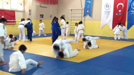 Emanet judogiyle maça çıkıp önce Türkiye ardından Balkan şampiyonu oldular