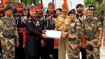 BSF, Pak Rangers exchange sweets to celebrate Pakistan’s Independence Day | Oneindia News