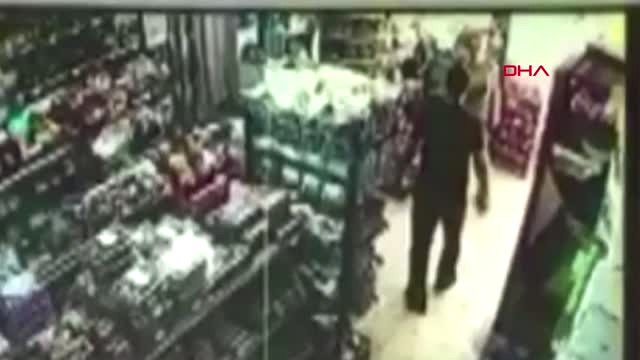 İstanbul Sultangazi'de Polis Aracına Havai Fişekle Saldıran 2 Kişi Gözaltına Alındı