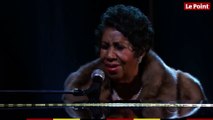 Aretha Franklin chante « (You Make Me Feel Like) A Natural Woman » devant le couple Obama au Kennedy Center Honors