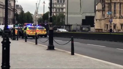 İngiltere'de Bir Araç Parlamento Binası Bariyerlerine Çarptı