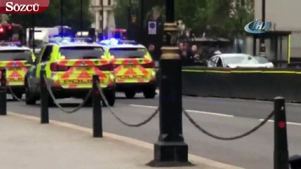 Araç parlamento binasına çarptı