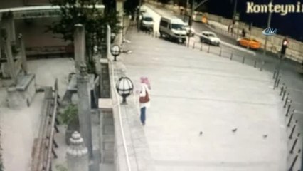 Türbede Dua Eden Kadın, Ölümden Saniyelerle Böyle Kurtuldu