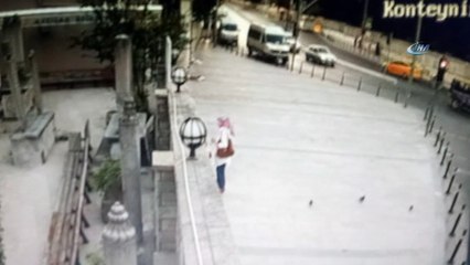 Türbede dua eden kadın, ölümden saniyelerle böyle kurtuldu