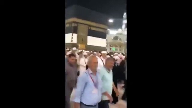 حاج يحاول اقتحام باب الكعبة، والشرطة تتدخل
