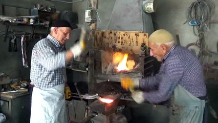 74 yaşındaki Ziya Ayçem, dedesinden kalan mesleği devam ettiriyor