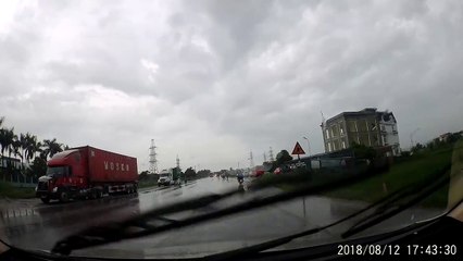 Un camion fait n'importe quoi sur une route