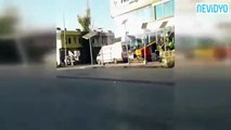 فيديو سائق متهور يقود سيارته بقدميه وهو يجلس فوقها