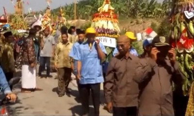 Ratusan Warga Demak Melaksanakan Ritual Sri Boyong