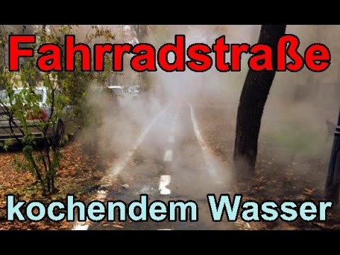 Kochendes Wasser Loch im Asphalt auf Fahrradstraße