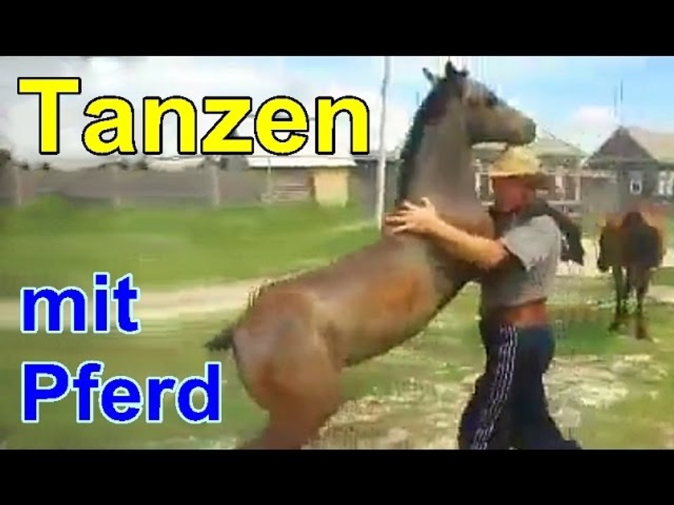 Ein Bauer ist tanzen mit Pferd
