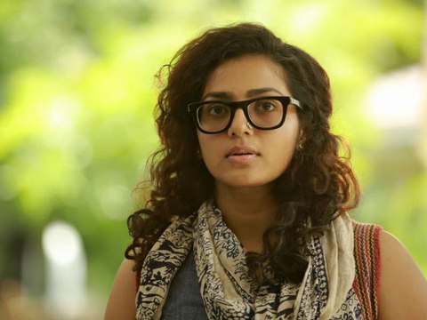 പാര്‍വതിയെ ട്രോളി സോഷ്യല്‍ മീഡിയ | Oneindia Malayalam