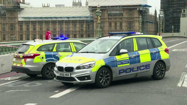 Carro avança contra Parlamento britânico