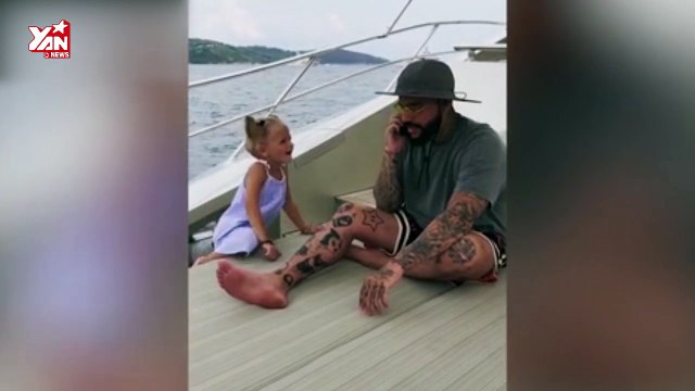 Bé gái tóm điện thoại của bố liệng xuống biển vì ông bố quá mải miết với điện thoại