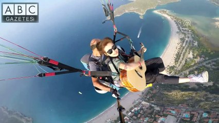 İşte 70 milyon izlenen video: Paraşütle atlarken gitar çaldı