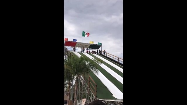 Cette femme se prend le plat de sa vie après une glissade folle sur un toboggan