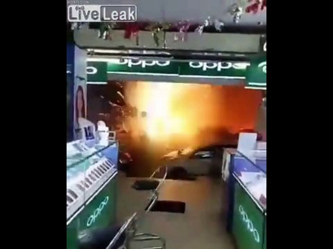 Ce qui arrive quand un magasin de feux d'artifice prend feu