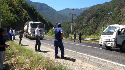 Yakıt dolu tanker takla attı, litrelerce yakıt yola döküldü