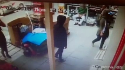 10 Yaşındaki Çocuğa Hırsızlık Yaptıran 2 Kadın Şüpheli Yakalandı
