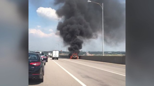 서해대교에서 스포티지 화재...인명 피해는 없어 / YTN