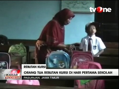 Orang Tua Murid Berebut Kursi Sekolah untuk Sang Anak