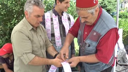 Erzurumlu Vatandaş Çocuklarının Üzerine TL ve Dolar Yapıştırıp Meydanda Dolaştırdı