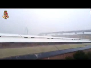 Gênes - Les images glaçantes d'un homme qui filme l'effondrement du viaduc et hurle son désespoir