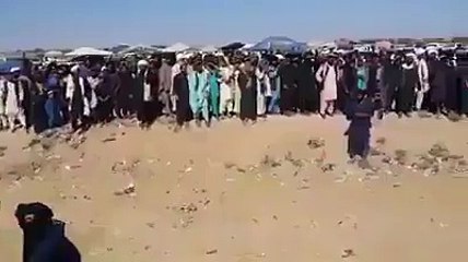 محکمه صحرایی موتر....طالبان در ولایت هلمند بالای یک عراده موتر و ۹۵۰۰۰۰ پول نقد، حکم شریعت را تطبیق نموده و آنها را به آتش کشیدند.پ.ن خوب به دقت ببینید همان