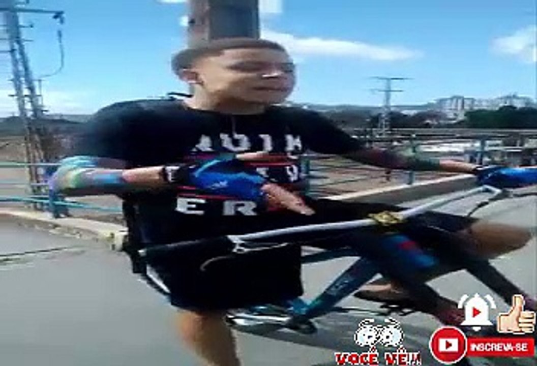 Videos engraçados CAINDO DA ESCADA É pra cair de rir kkk