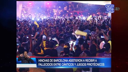 Hinchas de Barcelona asistieron a recibir a fallecidos entre cánticos y juegos pirotécnicos
