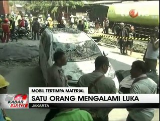 Sebuah Minibus Tertimpa Material Proyek Jalan Tol di Cilincing