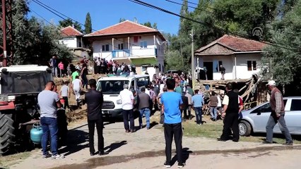 Üzerine evin çatısı çöken baba defnedildi - SİVAS