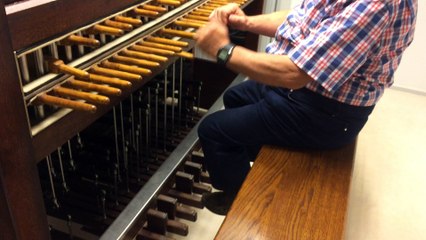 Un carillonneur fait sonner 61 cloches
