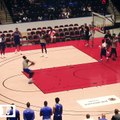 Zion Williamson dunke de la ligne des lancers-francs !