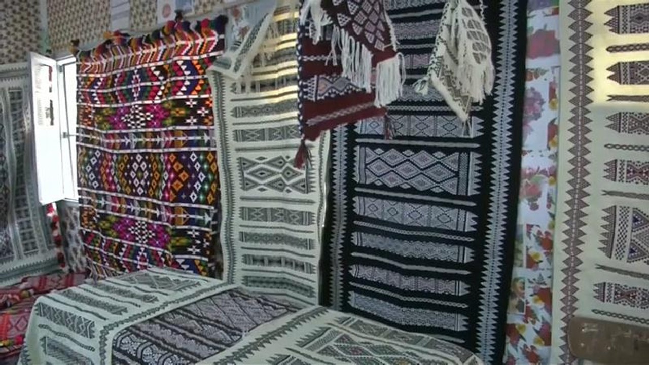 فيديو: الأمازيغ في الجزائر يخوضون معركة بقاء صناعة السجاد