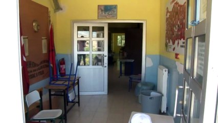 Fedakar Müdür Okulu Tek Başına Boyuyor