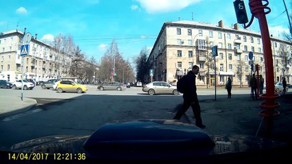 Ce piéton veut reparer un feu rouge... Raté