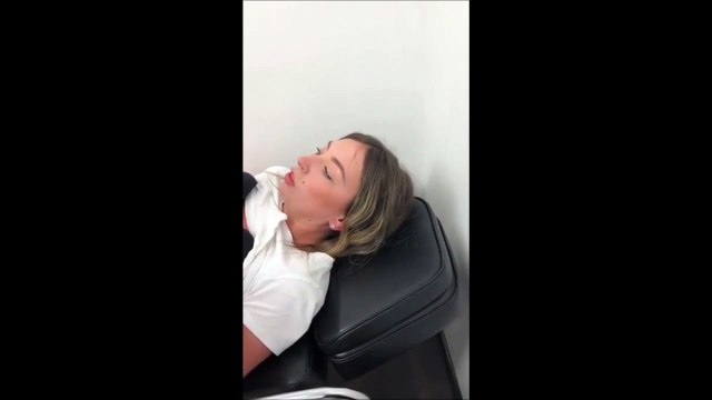 Cette femme Irlandaise se fait percer les tétons et ça a l'air de faire très mal