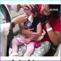 لحظة إبصار طفلة للمـرة الأولى بعد عملية جراحية وإزالة الضمادة من على عينيها
