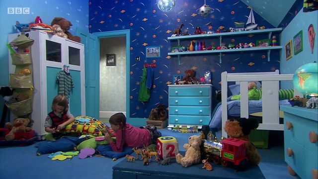 Gigglebiz Major Boogie stepping onto the toy shelf for a quick boogie with his flamenco dancing friend