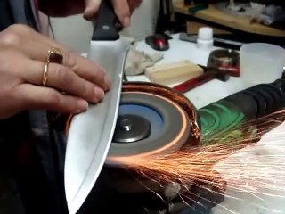 Chế máy mài dao tại nhà bằng máy mài góc cầm tay