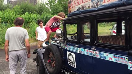 Im Oldtimer um die Welt - eine Familie lebt ihren Traum