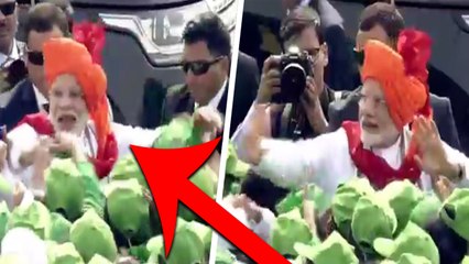 Independence Day पर बच्चों से मुलाकात के दौरान गिर जाते PM Modi अगर SPG ने नहीं संभाला होता।वनइंडिया